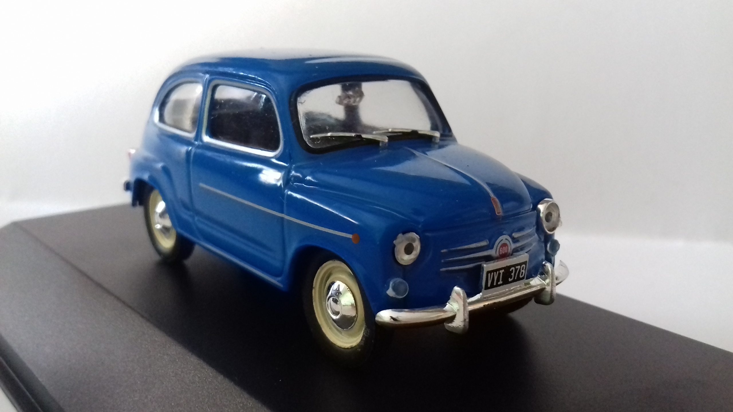 OPO 10 – Oldtimer-Modellauto 1:43 Vom FIAT 600 (1959), In Vitrine Mit Sockel