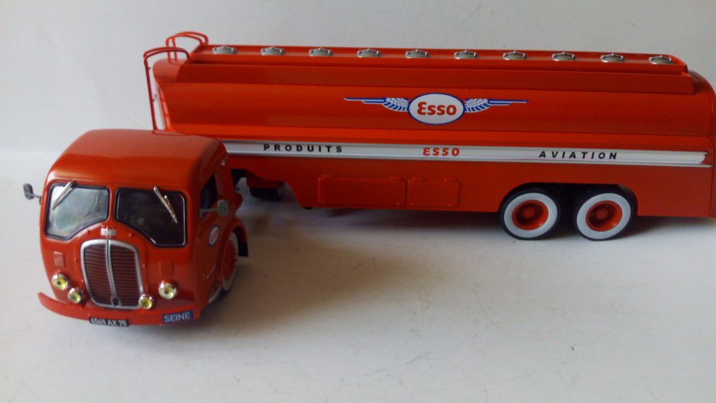 Altaya Ixo 1/43 – SOMUA JL 17 ESSO AVIATION – Camion Citerne 1953